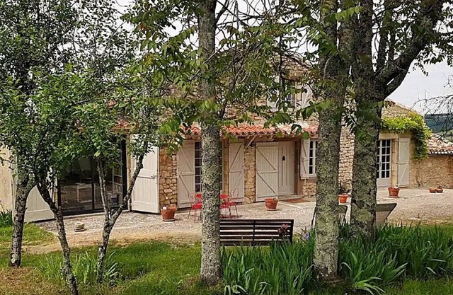 In the heart of nature, with an exceptional view of Cordes-sur-Ciel! Ideal for touring and walking.