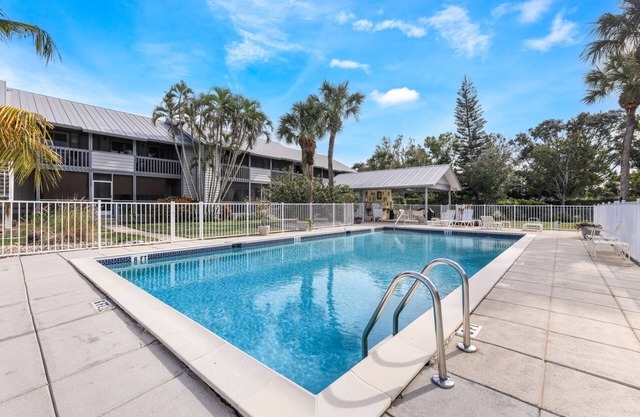 In the heart of Naples minutes from Shopping, Dining, & Downtown!