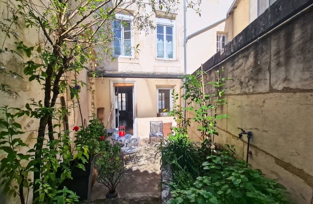 In the historic center of Cognac, town house, quiet Charente side.