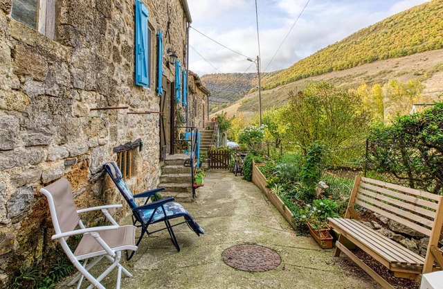 In this inviting cottage you can spend a relaxing vacation.