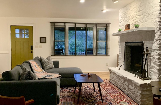 IN TOWN! 2 Blocks From Main Street. 2 Bedrooms/2 Baths. Free WiFi. Sleeps 4.