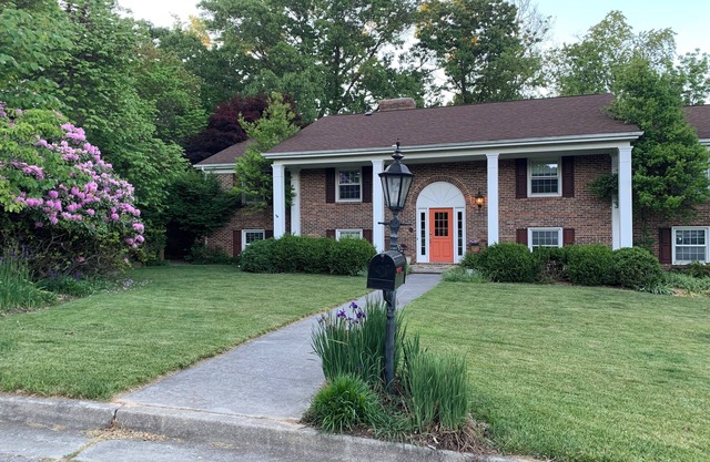 In-Town Mountaintop Luxury Home- Close to VT, Downtown & Shopping. Pet Friendly