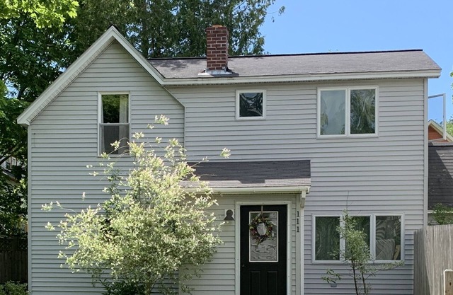 In-Town, Residential & Quiet, Walk to Shops, Ocean and Walk & Bike into Acadia!