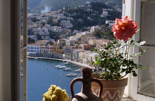 Incredible views of "World's prettiest harbor" Just a 5 minute walk to NOS Beach