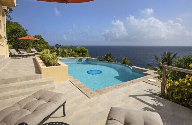 Incredible 6BR - walk to the beach, sleeps 13!