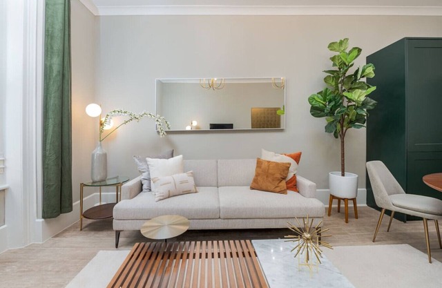 Incredible Hyde Park Apartment (PS5)