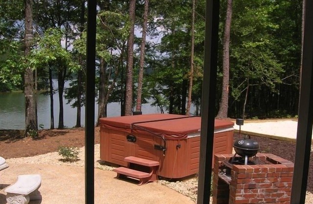 Incredible Lakefront Home, Huge Outdoor Hot Tub, West Point Lake ~GA ~