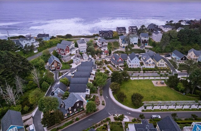 Incredible Olivia Beach Escape, Hot Tub, Across Street From Park, Playground, Communal Pool, BBQ