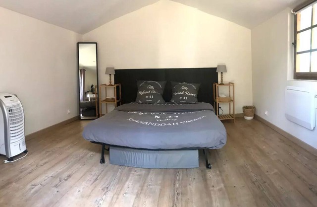 Independent, cosy room with pool access