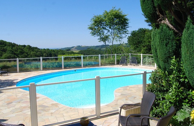 Independant, comfortable gîte for 6 to 10 people, large garden and swimming pool