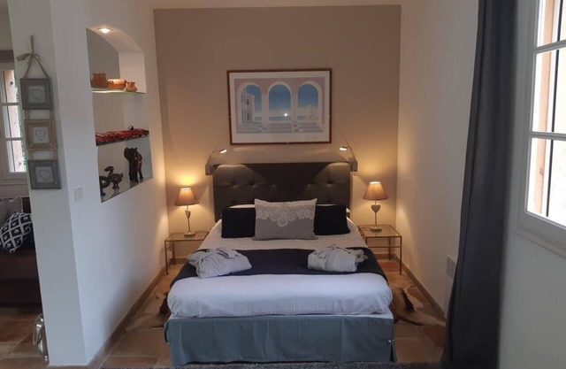 Independent 30m2 bedroom twinned with Provencal country house