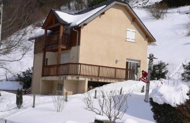 independent chalet cauterets, 10 people with free shuttle to the cable cars