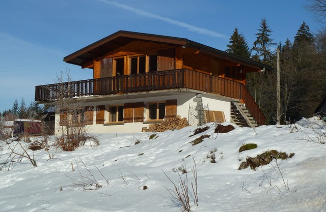 Individual chalet 10 minutes from the ski slopes and 2 minutes from the lake, quiet