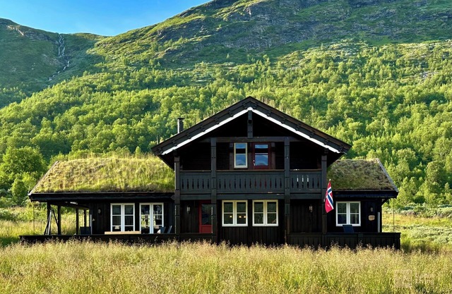 Indoor hot tub, views & nature, cosy family cabin