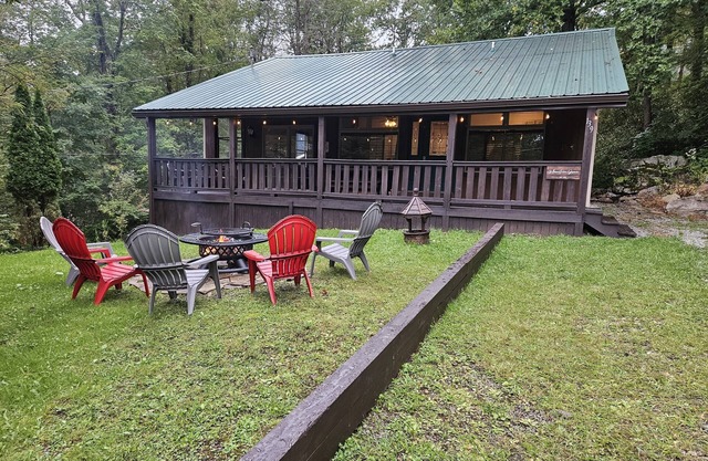 Indoor tree house & swivel firepit grill. Close to Kooser & Laurel Hill Parks.n