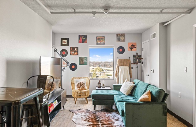 Industrial BOHO Apartment -Free Parking- 5 mins from Drake University-Downtown