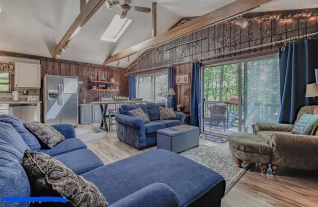 Inn Harmony- Cabin with Fun Game Room, Large Hot Tub, close to EVERYTHING!