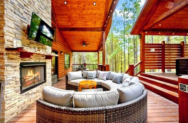INNER PEACE Luxury Cabin: XL Hot Tub 2Firpl - Prepare to be Delighted!