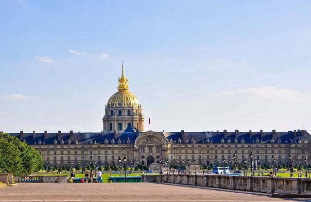 INVALIDES VIEW - HIGH FLOOR , BRIGHT, SPACIOUS LOCATED AT AVENUE DE BRETEUIL