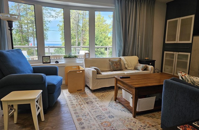 Inverhuron family cottage, steps to lake with view close to sand beach