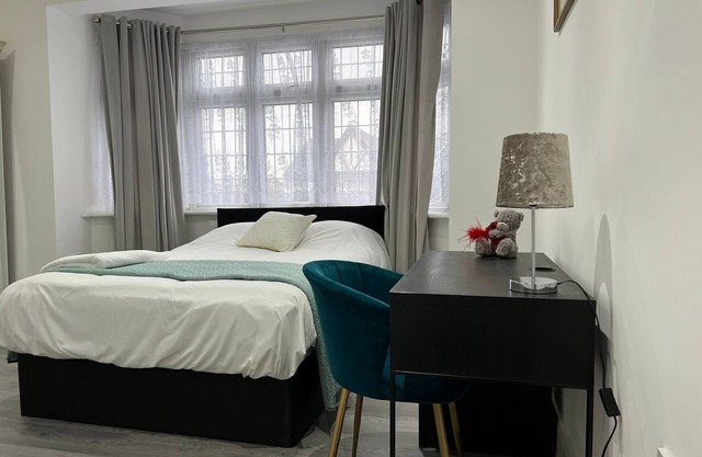 Inviting 2-bed Apartment in Ilford