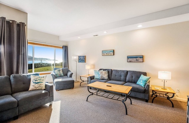 Inviting condo near beach and town with fireplace - great for whale watching