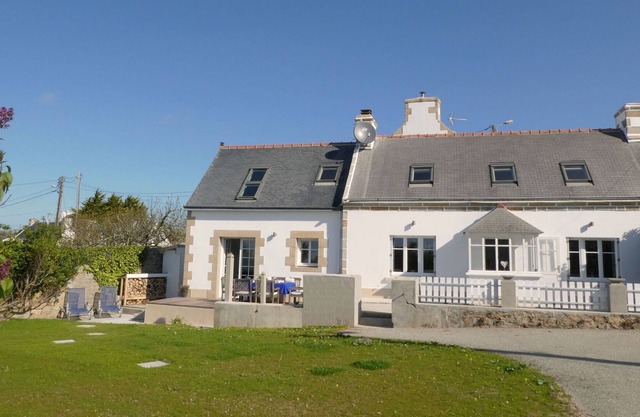 Inviting holiday home in Plogoff with fenced garden