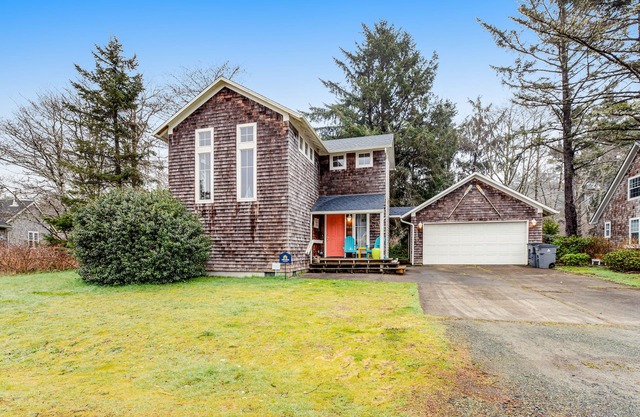 Inviting house near the beach with private hot tub & game room