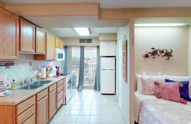 Inviting studio with indoor & outdoor pools - plus gym