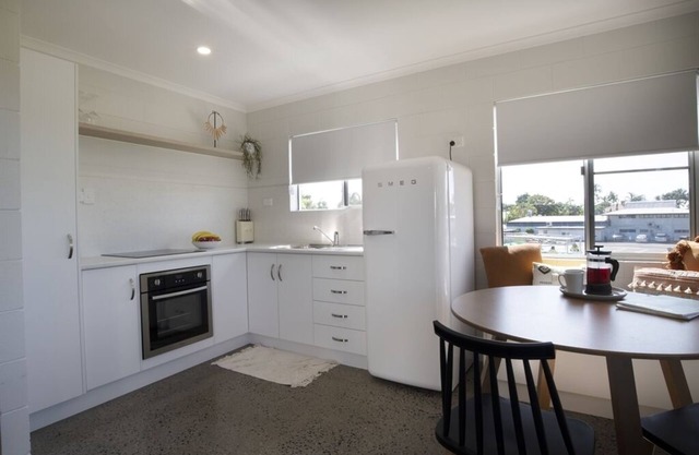 Iona - Mission Beach - Stroll to cafes, shops and beach
