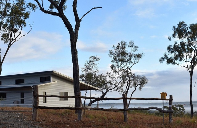 Ironbark House Dimbulah: Boutique Two Bedroom House looking over the Outback