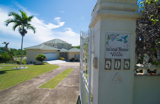Island Breeze Villa 1 night free after 7 nights within 2024 - 2026