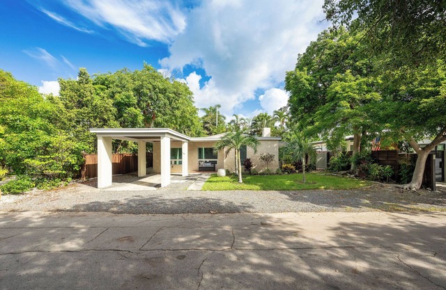 Island living 3-bed oasis w large pool, lush deck, cabana, outdoor shower