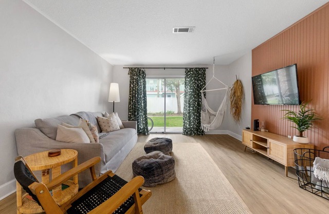 Island Suite l Walk to Downtown!