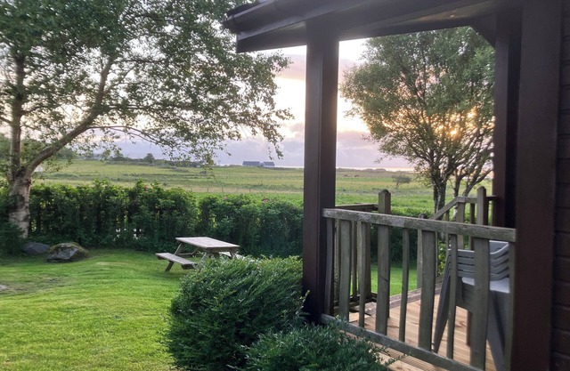 ISLAND VIEW LODGE, pet friendly, with a garden in Arisaig