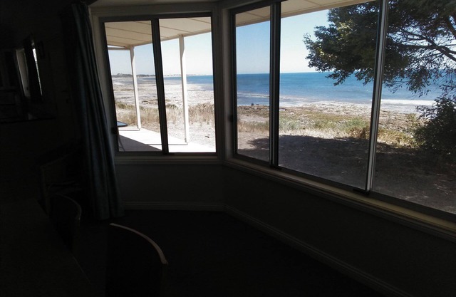 Istana ~ Beachfront with great sea views! Off Peak Special!