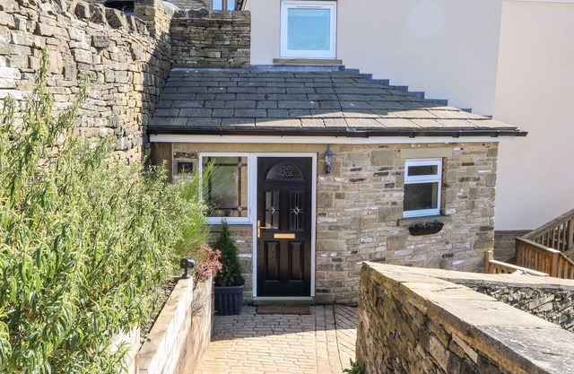 IVY DENE, pet friendly, character holiday cottage in Holmfirth
