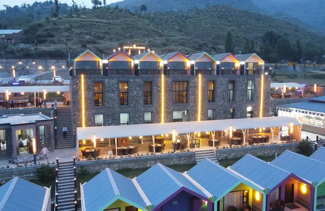 IYI LUXURY INN