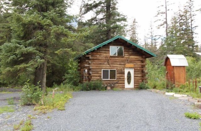 “Jack London’s Cabin”, Genuine Alaskan Log Cabin built by owners! Self-check in.