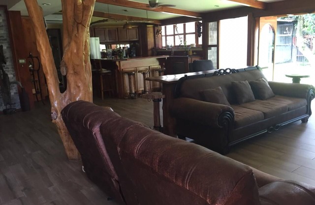 JACO Trinity Oasis - Beautiful, Spacious, 4/3 gem w/studio+yard by beach & town