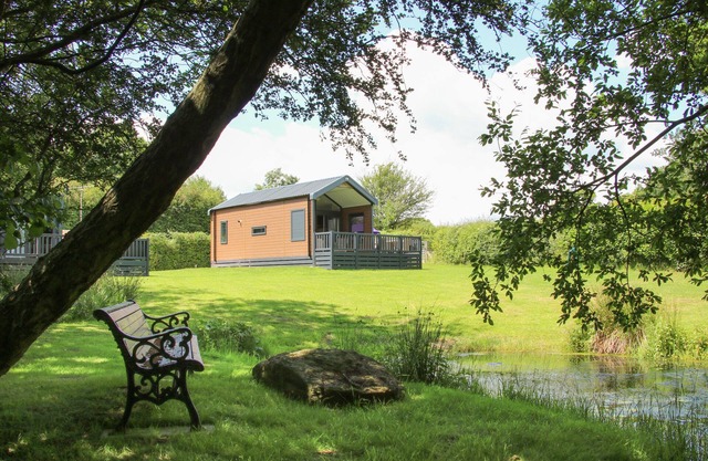 JACOB'S MEADOW POD 2, pet friendly, with a garden in Chirbury