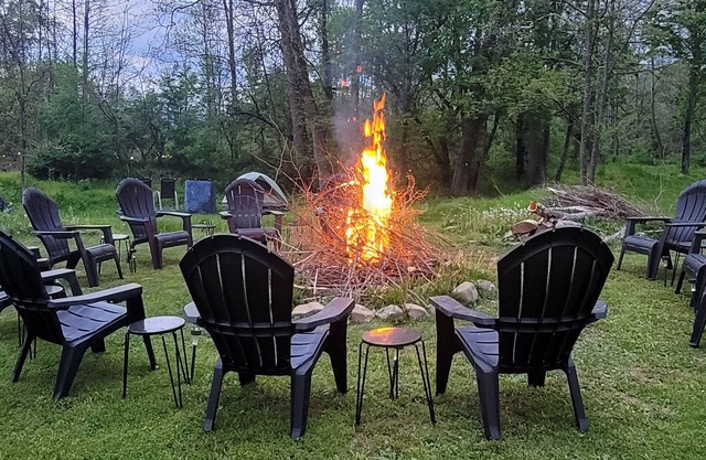 Jade Dragon Guest House - Deerfield, VA. - Hamilton Branch River