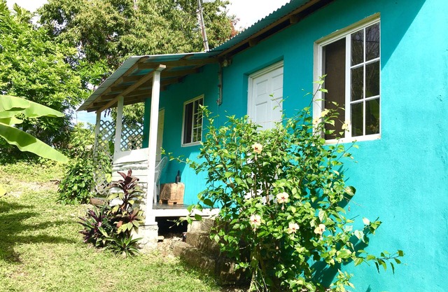 Jamaican style cabin 10 mins walk to Winifred Beach