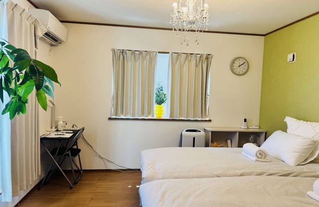 Japanese-style detached house in west Tokyo, 1 km from Tama Art University, 3 stations from Sanrio Puroland, 1 station from Minami-Osawa Mitsui Outlet Park, 30 min. drive to Mt. Takao, 1.5 hr. drive to Mt.