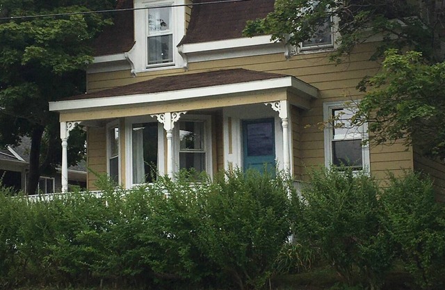 Jessie's Place-Renovated Century Old 5 BR Home