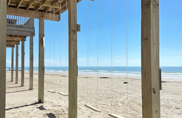 Jetty Sunrise. Pets Welcome. Pedestrian Beach on SAND! New! By Park! Restaurants
