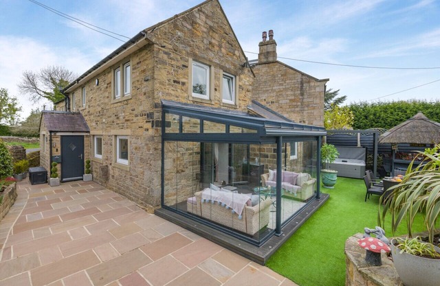 John's Cottage - Four Bedroom House, Sleeps 8