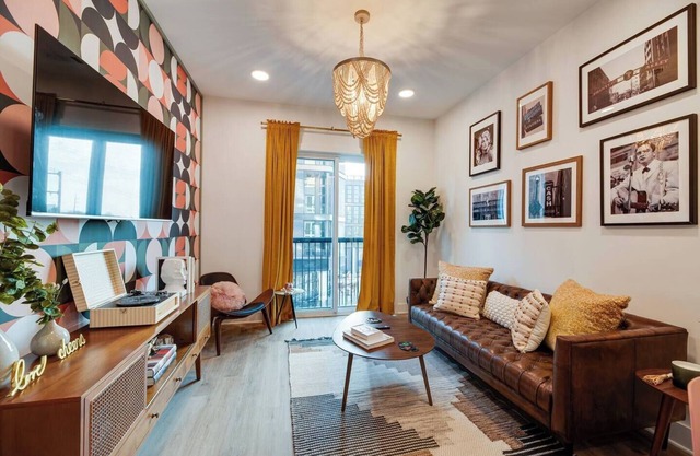 Jolene on Main | East Nash | 1 Mile to DTNash | A+, Jolene on Main | East Nash | 1 Mile to DTNash |