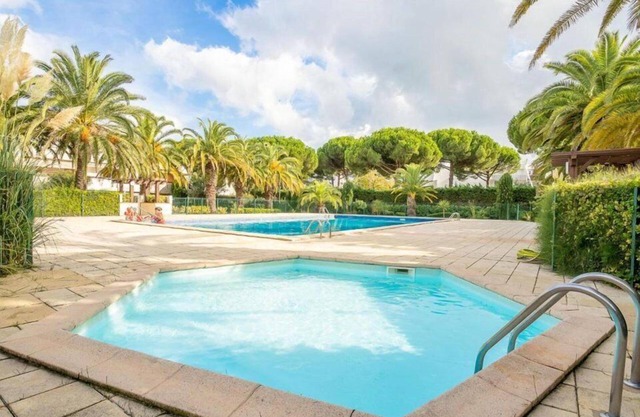 Joli T2 CABINE 5 COUCHAGES RENOVE AVEC PISCINE LA GRANDE MOTTE | PETITE MOTTE
