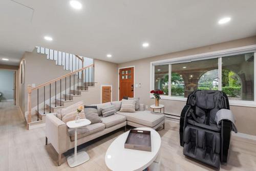 Joyful Kirkland Home, Near Beach, Hot Tub & AC